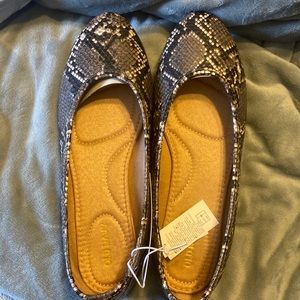 NWT Old Navy snakeskin print flats